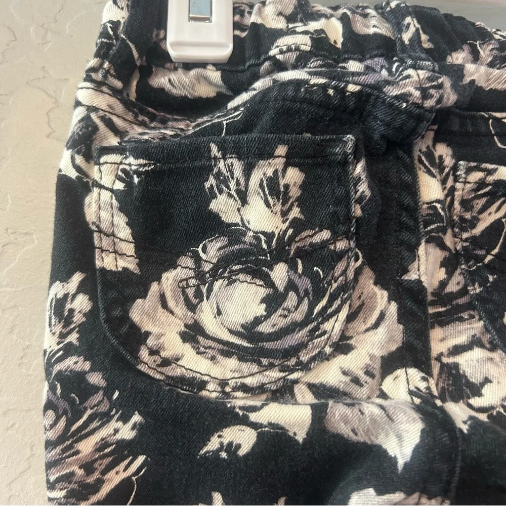 ⭐️Baby Gap black and white floral denim leggings size 4 years